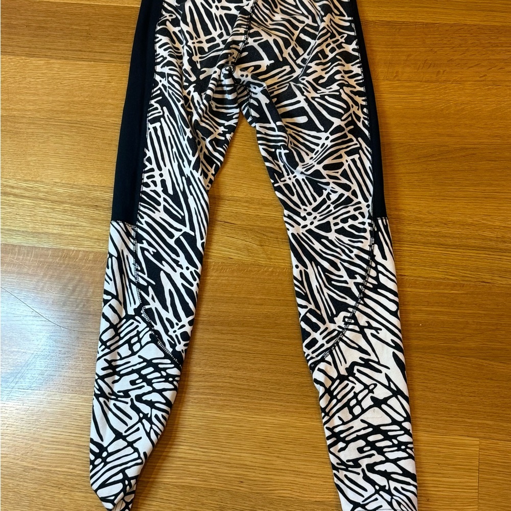 Nike Black and White Patterned Leggings Size Small athletic wear